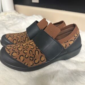 TRAQ By Algeria Easy Comfort Walking Shoes- 
Worn 2. Leopard Print.
Size 9-